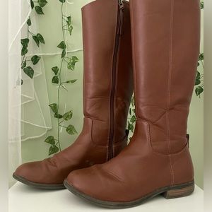 Cute knee length brown boots with zipper